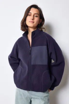 Diese marineblaue Fleecejacke kombiniert